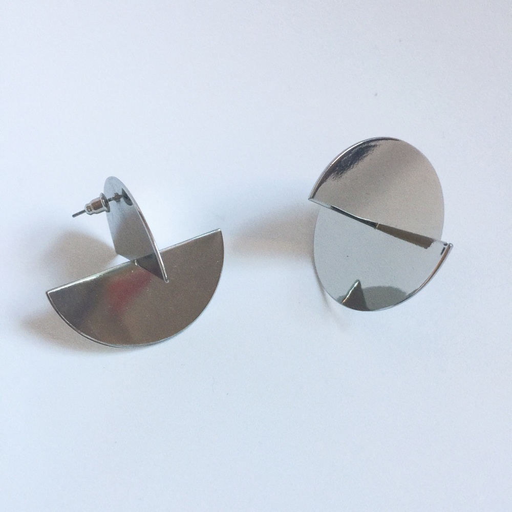 Half circular statement earring
